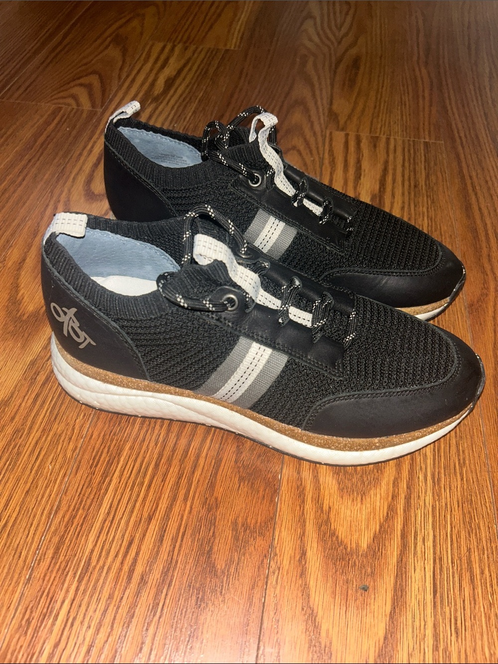 NWOT OTBT Women's Speed Sneaker Black and Gray Women 8 Knit Casual Sneakers
